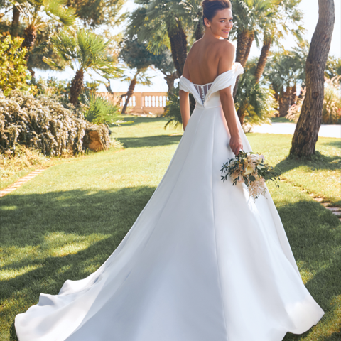 Pronovias Sample Ayla Thebarefootbridenj Pronovias Sample Ayla Thebarefootbridenj